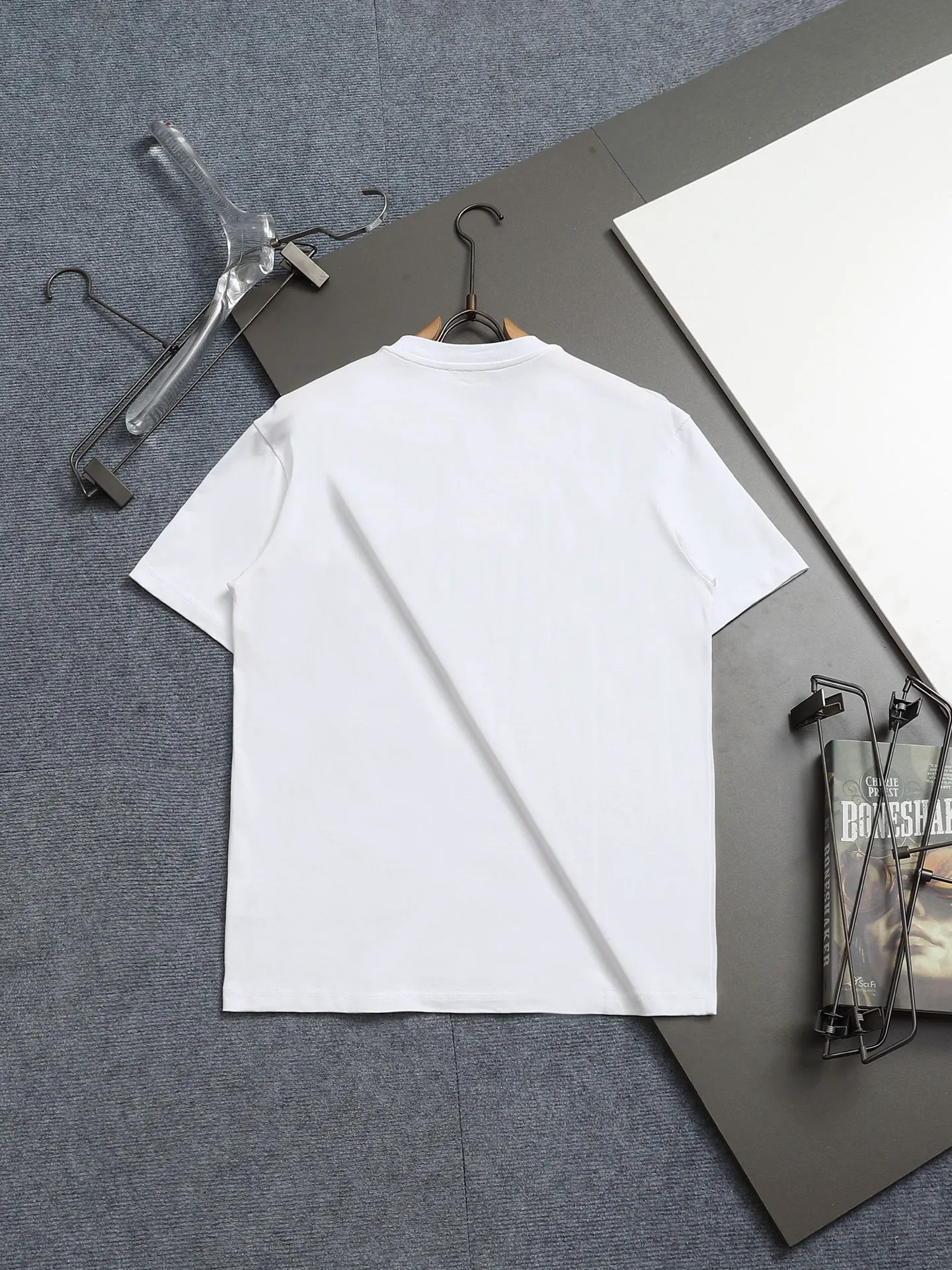 🅿️170 𝐋𝐎𝐔𝐈𝐒 𝐕𝐔𝐈𝐓𝐓𝐎𝐍 𝟐5𝐒𝐒 Printed base embroidered cursive 𝐋𝐨𝐠𝐨 short sleeve 𝐓 shirt Code number: XSSML White Black